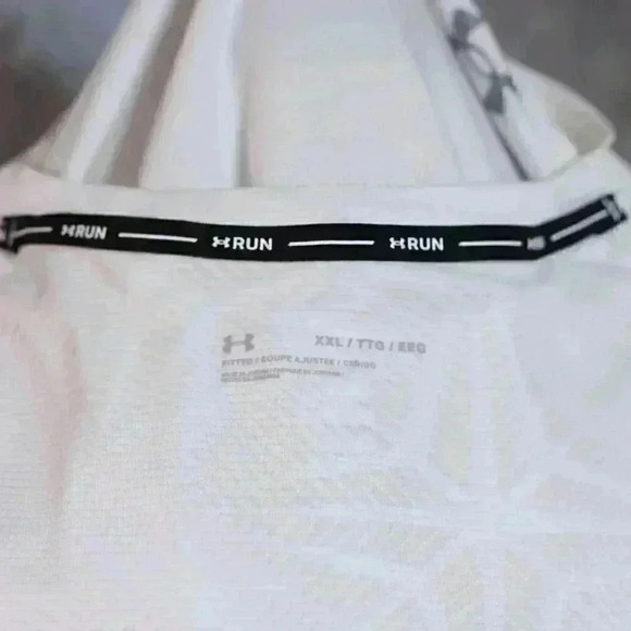 Under Armour Run fitted white w/graphic star pattern XXL - Picture 9 of 12